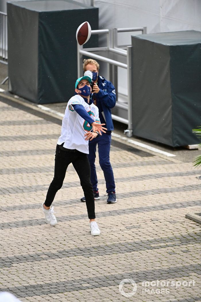 Nicholas Latifi, Williams juega a la NFL en el paddock