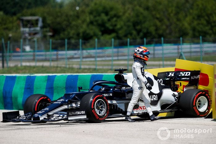 Yuki Tsunoda, AlphaTauri AT02, se baja de su coche tras hacer un trompo en los entrenamientos