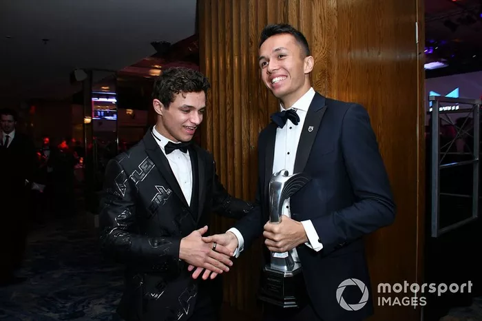 Lando Norris, McLaren, y Alexander Albon, Red Bull Racing bromean