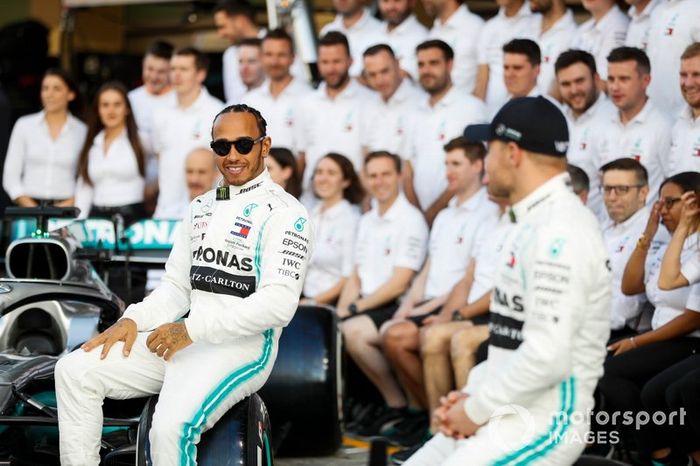 Lewis Hamilton, Mercedes AMG F1 y Valtteri Bottas, Mercedes AMG F1 posan para la foto de grupo 