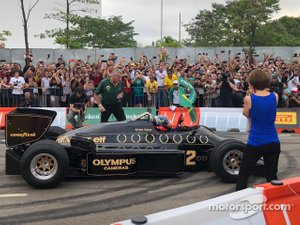 Emerson Fittipaldi piloto del Lotus de 1985 en el Festival Homenaje a Senna