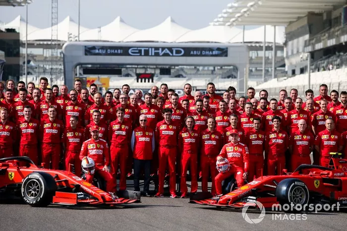 Foto oficial de Ferrari: Sebastian Vettel, Ferrari, Charles Leclerc, Ferrari, Mattia Binotto, Team Principal Ferrari y Laurent Mekies