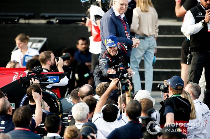 El ganador de la carrera, Sam Bird, celebra con su equipo
