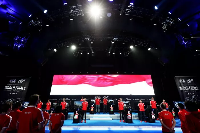 Los competidores representan el himno nacional de Mónaco antes de las semifinales de la Copa de las Naciones.