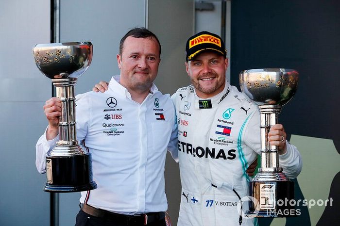 Podio: ganador de la carrera Valtteri Bottas, Mercedes AMG F1 celebra 