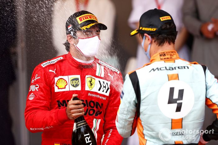 Podio: segundo lugar Carlos Sainz Jr., Ferrari, tercer lugar Lando Norris, McLaren