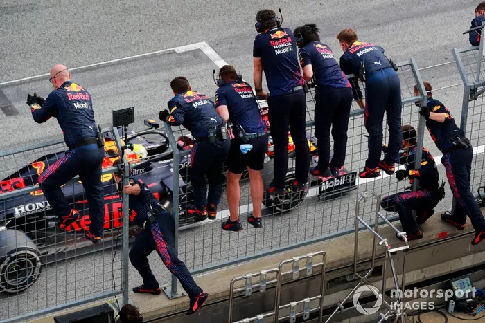 Max Verstappen, Red Bull Racing RB16B, cruza la línea de meta para ganar la carrera 