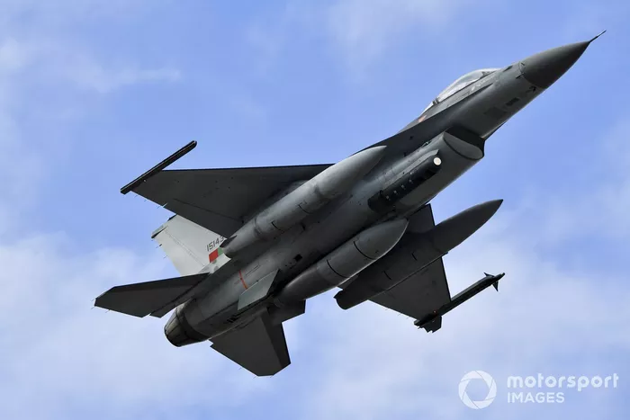 Un F-16AM Fighting Falcon de General Dynamics del 201º Escuadrón de Cazas, de la Fuerza Aérea Portuguesa, vuela sobre el circuito