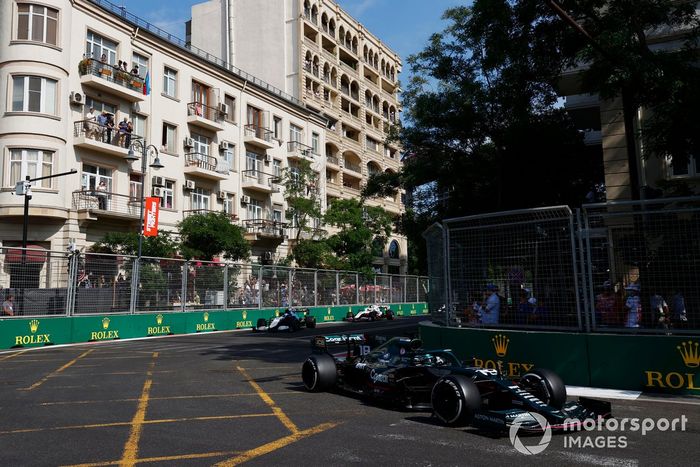 Lance Stroll, Aston Martin AMR21, Nicholas Latifi, Williams FW43B