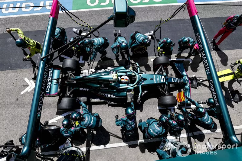 Sebastian Vettel, Aston Martin AMR21, ai box