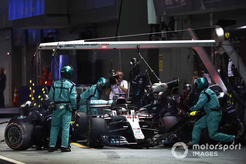 Lewis Hamilton, Mercedes AMG F1 W09 EQ Power+, pit stop