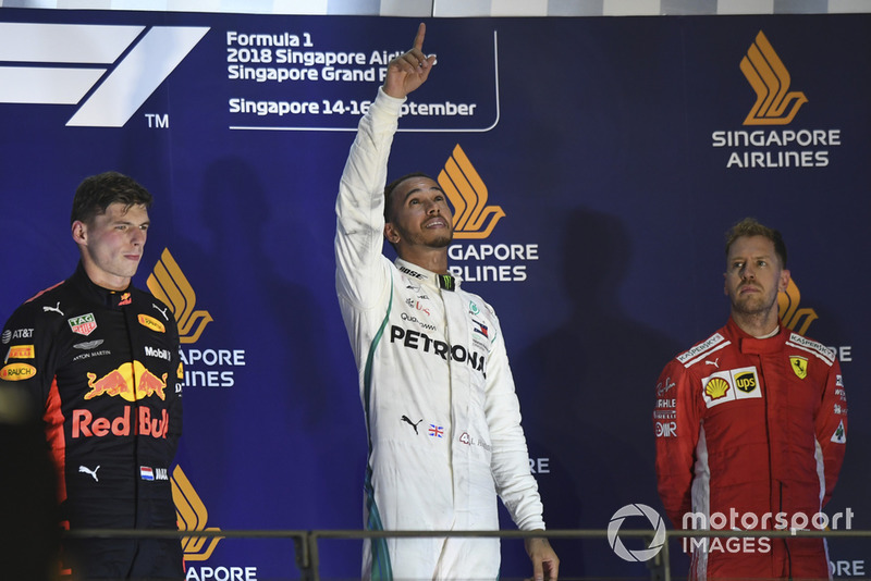 (Da sx a dx): Max Verstappen, Red Bull Racing, Lewis Hamilton, Mercedes AMG F1 e Sebastian Vettel, Ferrari, festeggiano sul podio