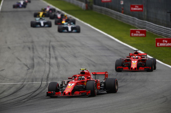Kimi Raikkonen, Ferrari SF71H, lead Sebastian Vettel, Ferrari SF71H