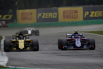 Nico Hulkenberg, Renault Sport F1 Team R.S. 18 and Pierre Gasly, Scuderia Toro Rosso STR13 battle