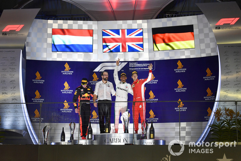 (od lewej): Max Verstappen, Red Bull Racing, Lewis Hamilton, Mercedes AMG F1 i Sebastian Vettel, Ferrari, świętują na podium 