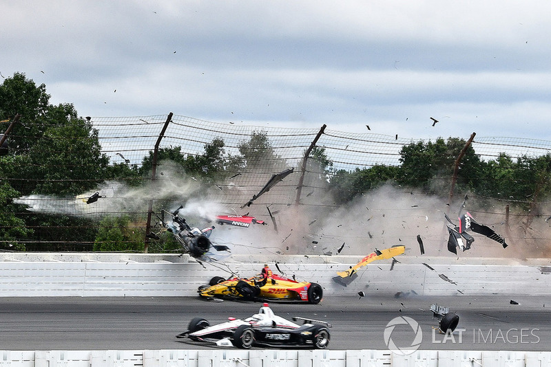 El accidente entre Robert Wickens, Schmidt Peterson Motorsports Honda, James Hinchcliffe, Schmidt Peterson Motorsports Honda, Ryan Hunter-Reay, Andretti Autosport Honda, Pietro Fittipaldi, Dale Coyne Racing Honda