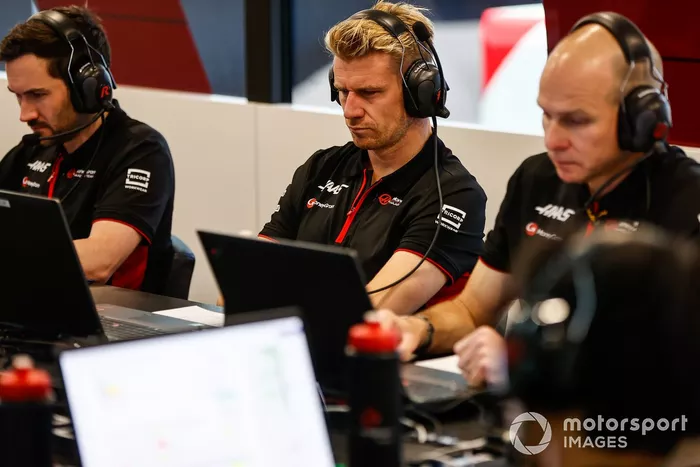 Nico Hulkenberg, Haas F1 Team, en el trabajo con sus compañeros
