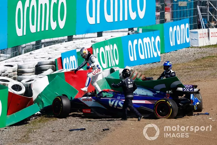 Los coches de Daniel Ricciardo, RB F1 Team VCARB 01 y Alex Albon, Williams FW46 en la barrera de neumáticos tras chocar en la primera vuelta.