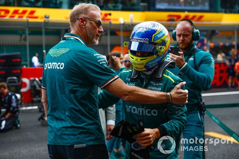 Fernando Alonso, Aston Martin F1 Team, in griglia di partenza