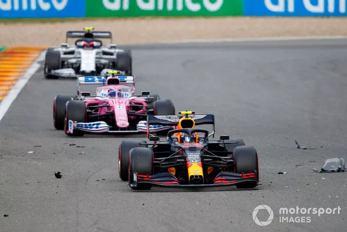 Alex Albon, Red Bull Racing RB16, Lance Stroll, Racing Point RP20, y Pierre Gasly, AlphaTauri AT01, a través de los escombros dejado por el accidente de Antonio Giovinazzi, Alfa Romeo Racing C39, y George Russell, Williams FW43