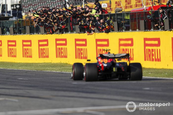 Tercer lugar Alex Albon, Red Bull Racing RB16, cruza la meta 