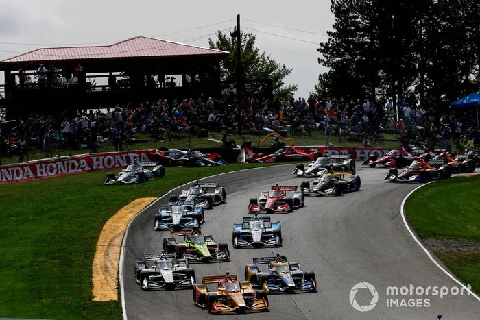 Ryan Hunter-Reay, Andretti Autosport Honda, Alexander Rossi, Andretti Autosport Honda and Simon Pagenaud, Team Penske Chevrolet,  Felix Rosenqvist, Chip Ganassi Racing Honda, Alex Palou,  Dale Coyne Racing with Team Goh Honda, Marco Andretti, Andretti Herta with Marco & Curb-Agajanian Honda chocan al fondo