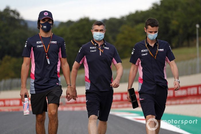 Lance Stroll, Racing Point, camina por la pista