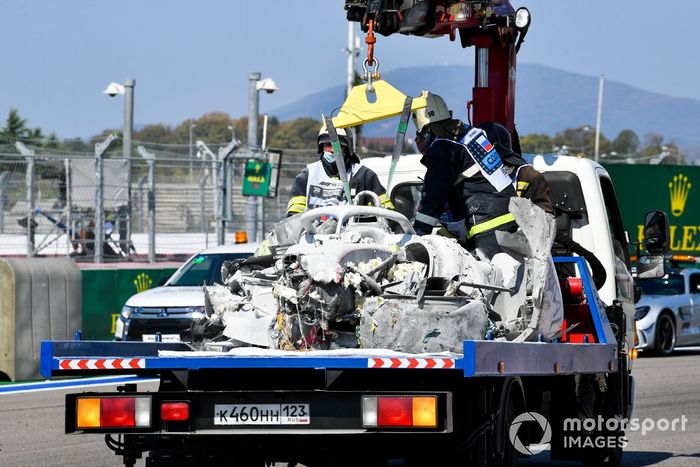 Los comisarios recuperan el coche de Luca Ghiotto, Hitech Grand Prix, tras su accidente con Jack Aitken, Campos Racing 