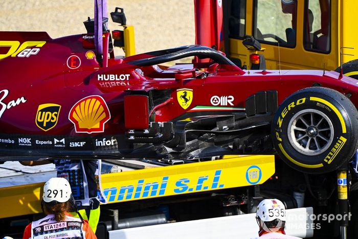 El monoplaza de Sebastian Vettel, Ferrari SF1000,es montado en una grúa
