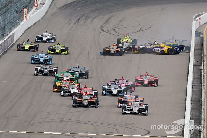 Choque de Alexander Rossi, Andretti Autosport Honda, Simon Pagenaud, Team Penske Chevrolet, Marco Andretti, Andretti Herta with Marco & Curb-Agajanian Honda al inicio