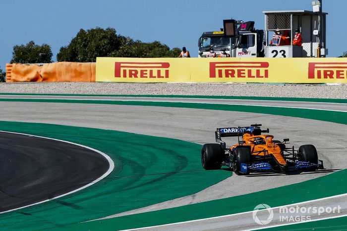Carlos Sainz Jr., McLaren MCL35, hace un trompo