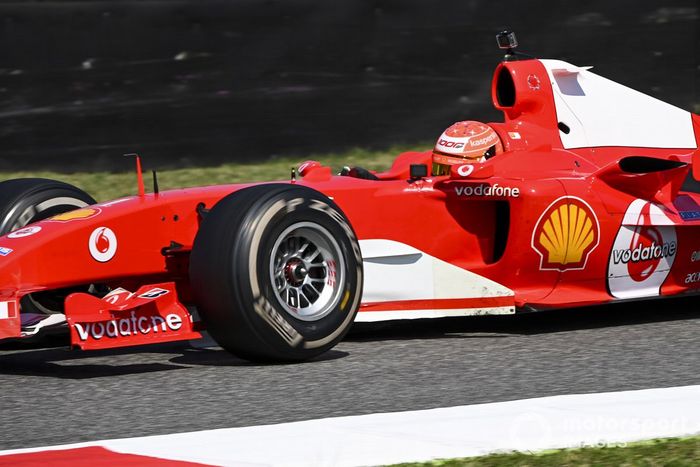 Mick Schumacher conduce el Ferrari F2004 con el que ganó el campeonato Michael Schumacher, en una carrera de demostración para celebrar el Gran Premio número 1000 de Ferrari 