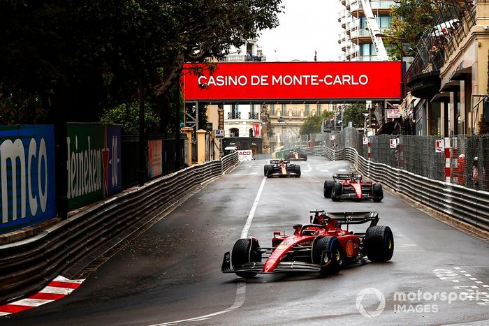 Charles Leclerc, Ferrari F1-75, Carlos Sainz, Ferrari F1-75, Sergio Pérez, Red Bull Racing RB18