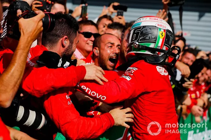 Il vincitore della gara Charles Leclerc, Ferrari festeggia al Parc Ferme con il team Ferrari
