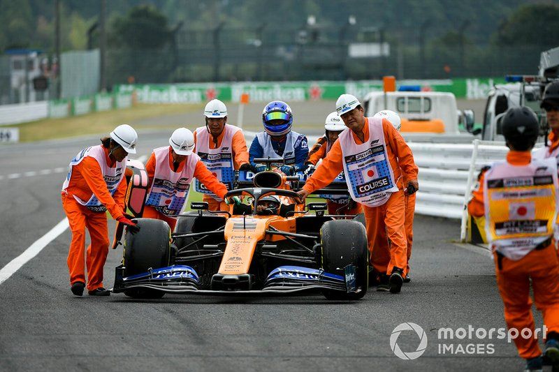 Carlos Sainz Jr., McLaren MCL34 siendo empujado por los marshals 