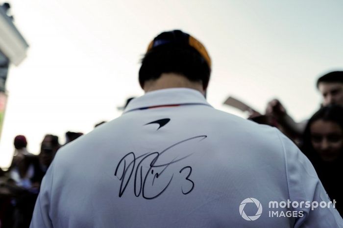 Carlos Sainz Jr., McLaren con un autógrafo de Daniel Ricciardo, Renault F1 Team en su camiseta