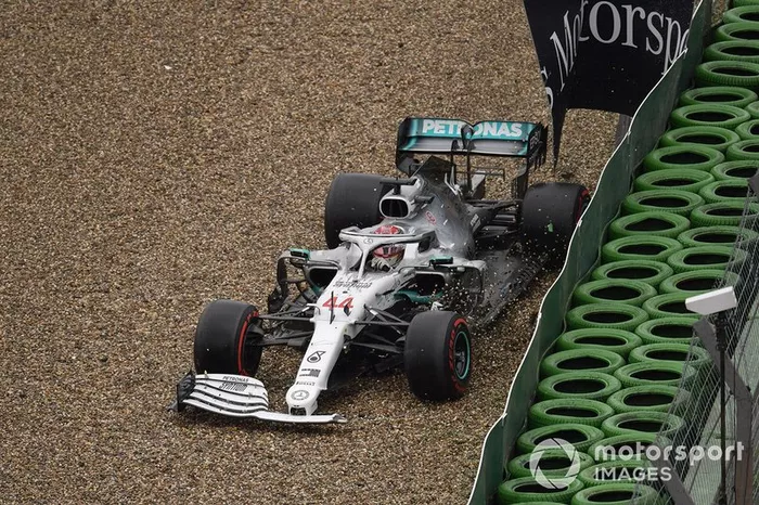 O inglês quebrou a asa dianteira