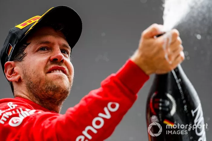 Sebastian Vettel, Ferrari, 2° classificato, spruzza lo Champagne, sul podio