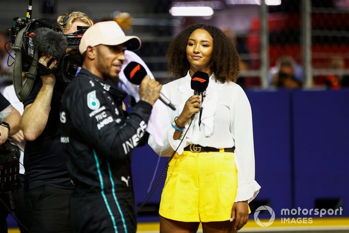 Lewis Hamilton, Mercedes AMG, es entrevistado tras la clasificación por Naomi Schiff, Sky TV