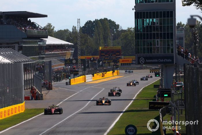 Charles Leclerc, Ferrari F1-75, Daniel Ricciardo, McLaren MCL36, Carlos Sainz, Ferrari F1-75, Pierre Gasly, AlphaTauri AT03