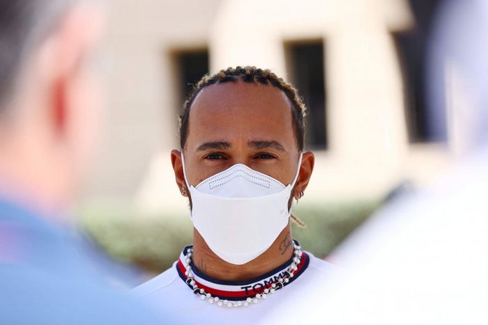 Lewis Hamilton, Mercedes-AMG, habla con la prensa