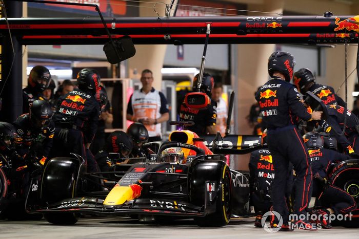 Max Verstappen, Red Bull Racing RB18 pit stop
