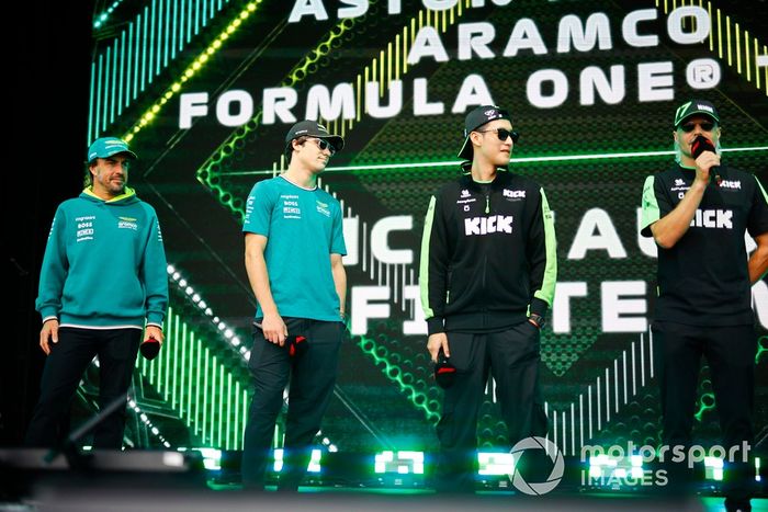 Fernando Alonso, Aston Martin F1 Team, Lance Stroll, Aston Martin F1 Team, Zhou Guanyu, Stake F1 Team Kick Sauber, Valtteri Bottas, Stake F1 Team Kick Sauber en el escenario del foro de fans.