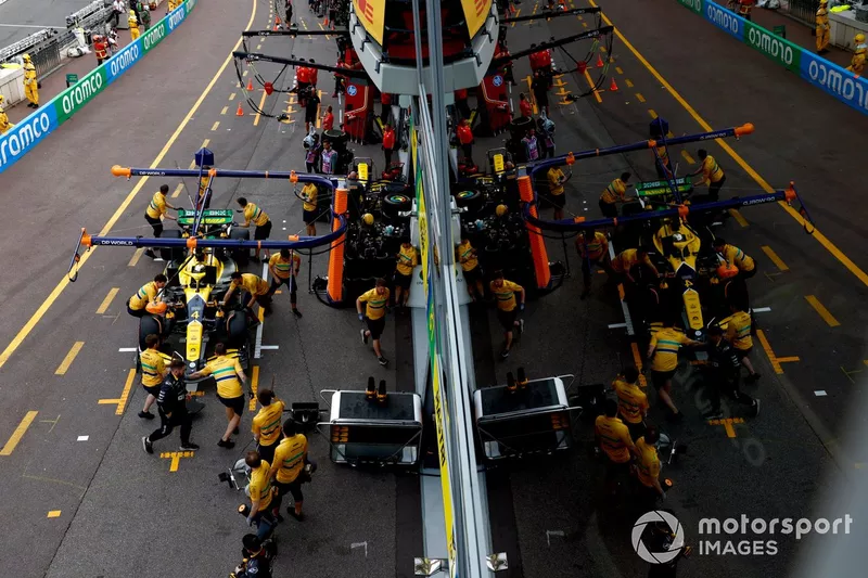 Lando Norris, McLaren MCL38, dans la voie des stands
