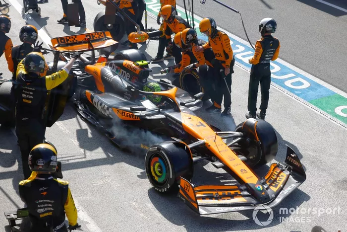 Lando Norris, McLaren MCL38, hace una parada en boxes