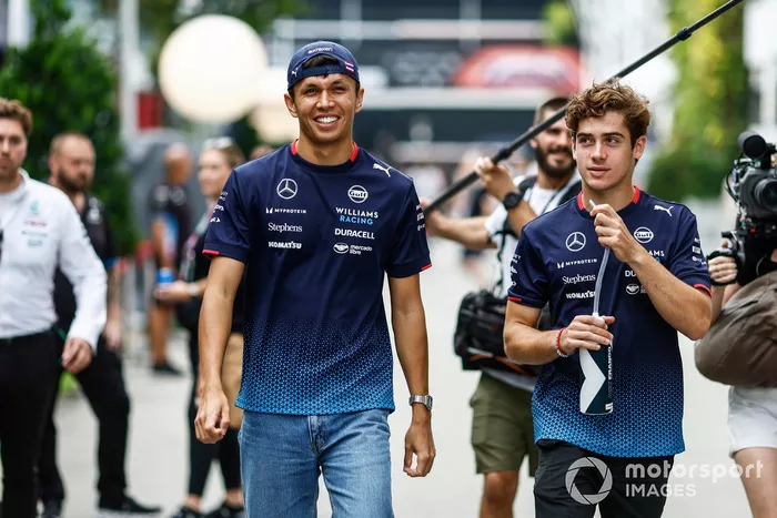 Alex Albon, Williams Racing, Franco Colapinto, Williams Racing, en el Paddock 
