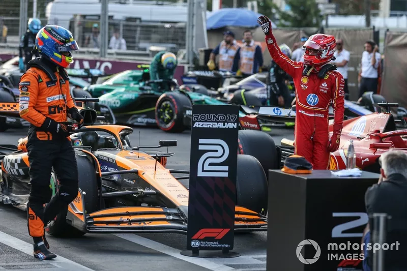 Le poleman Charles Leclerc, Scuderia Ferrari, Oscar Piastri, McLaren F1 Team, dans le parc fermé