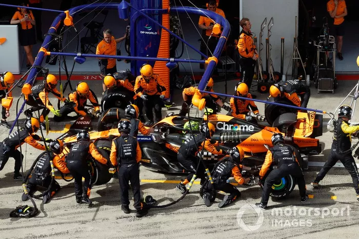 Lando Norris, McLaren MCL38, en boxes
