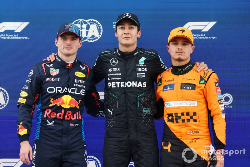 George Russell, Mercedes-AMG F1 Team, en pole position, avec Max Verstappen, Red Bull Racing, Lando Norris, McLaren F1 Team 