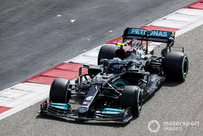 Desde delante: Mercedes W12 